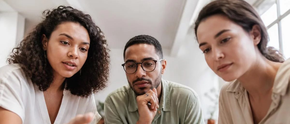 Mesa vista de cima, com o esquema de um raciocínio rabiscado à mão numa folha solta