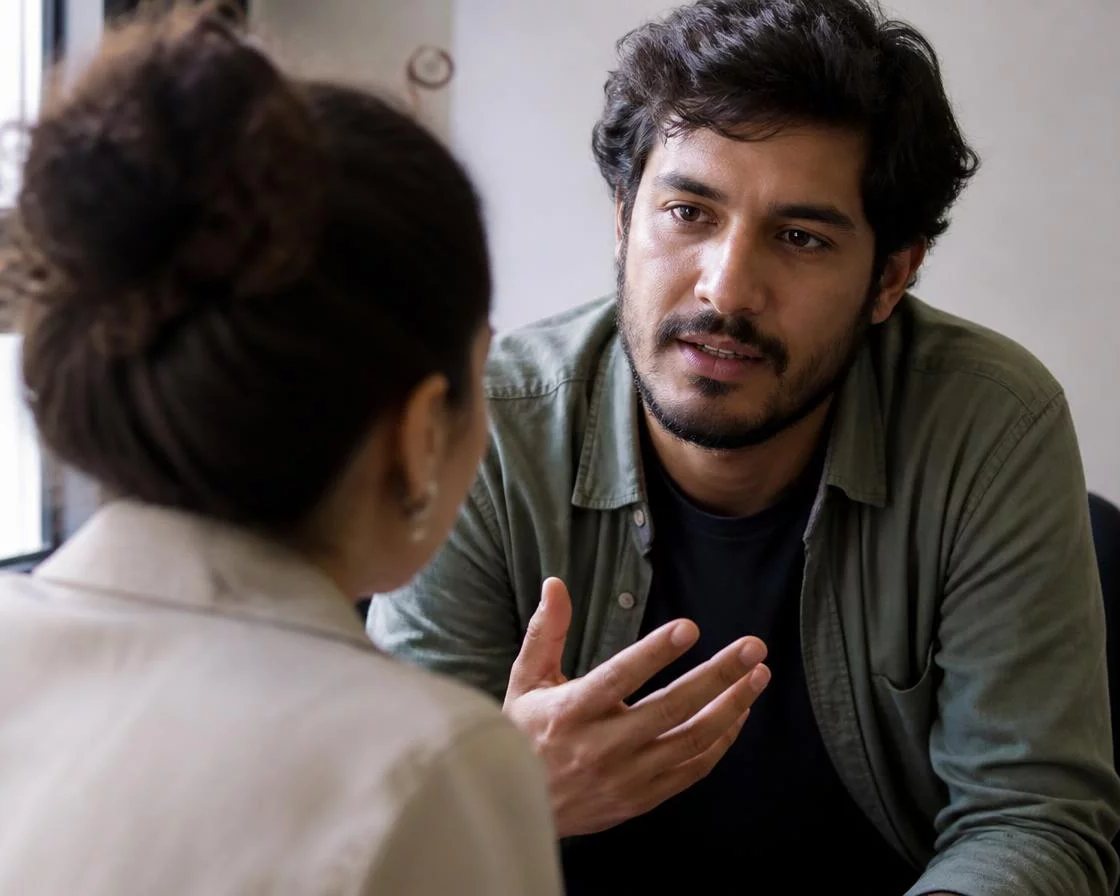Pessoa em pé diante da turma sustentando um argumento com as anotações na mão